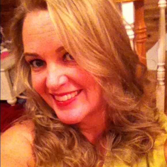 Meet your Posher, Jennifer - Picture 1 of 2